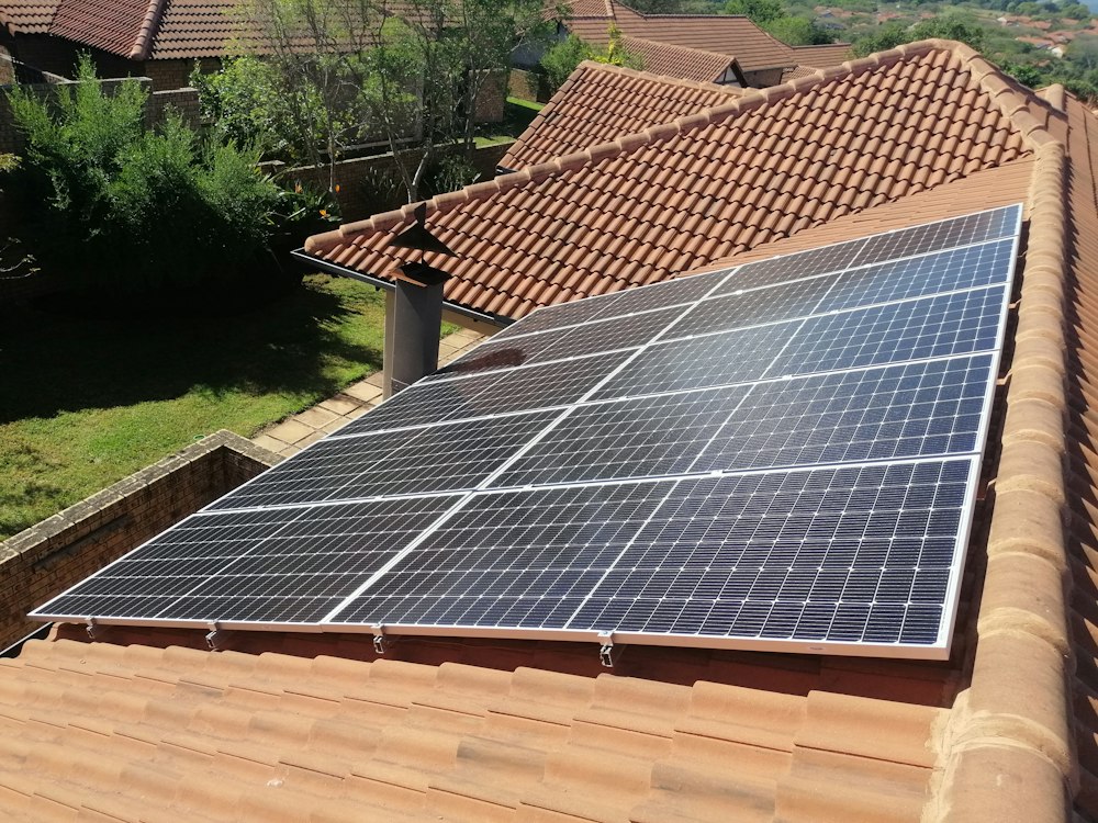 Solarmodule auf einem roten Ziegeldach