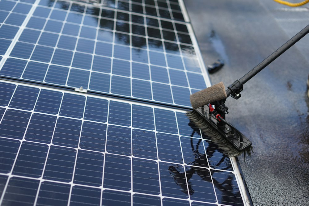 Reinigung von Solarmodulen mit einer langen Bürste