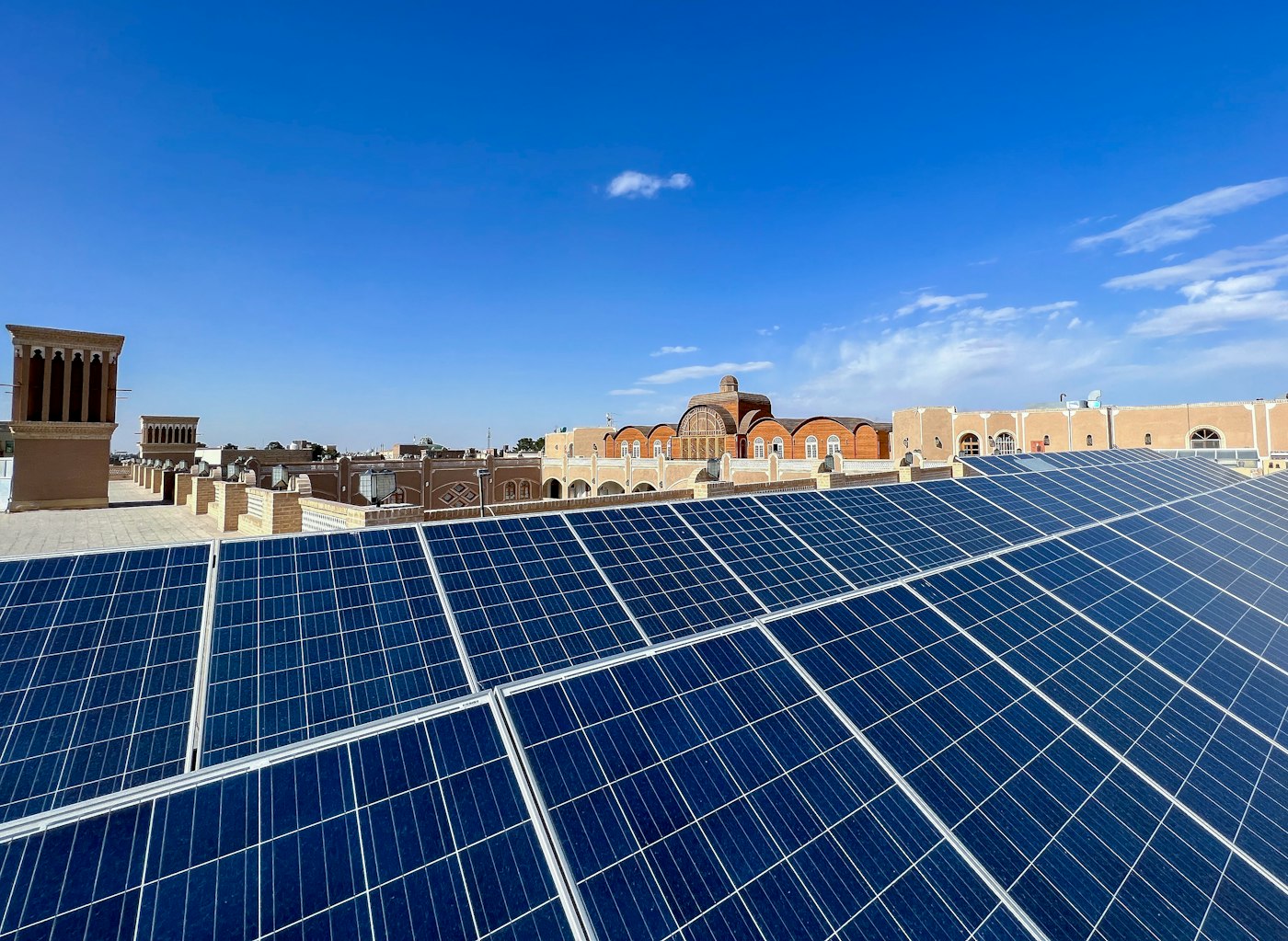 Solarmodule auf dem Flachdach eines Wohngebäudes