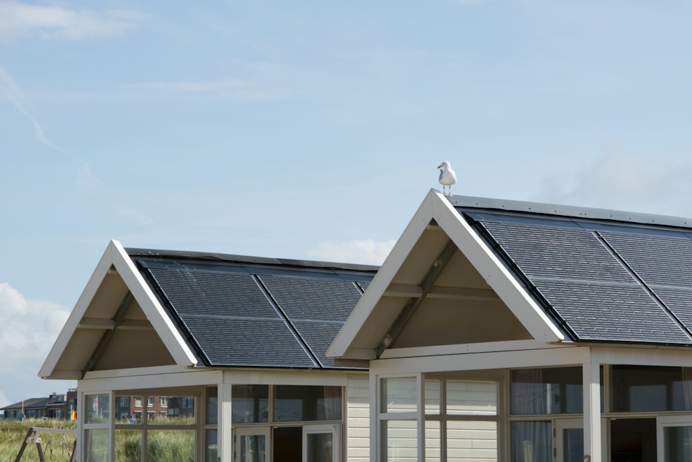 Doppelhaus mit dunklen Solarmodulen