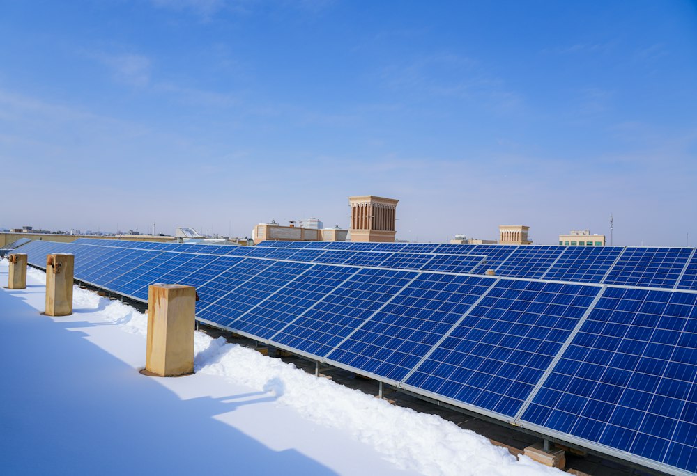 Solarmodule auf dem Flachdach eines Wohnblocks