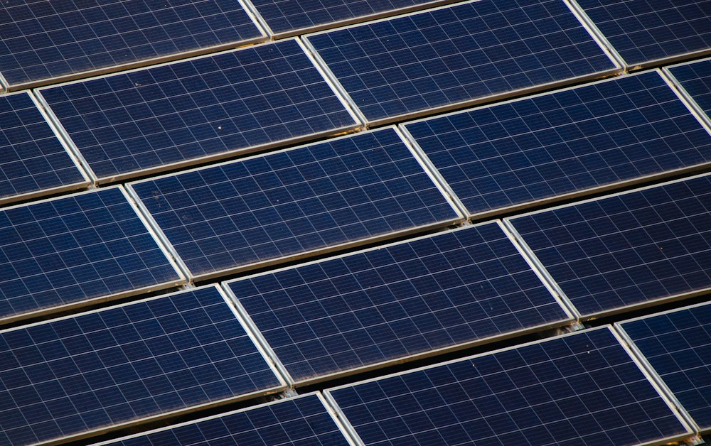 Aufgeständerte Solarmodule auf einem Gewerbedach