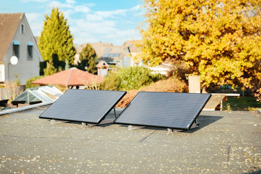 Aufgeständerte Module auf einem Flachdach im Herbst