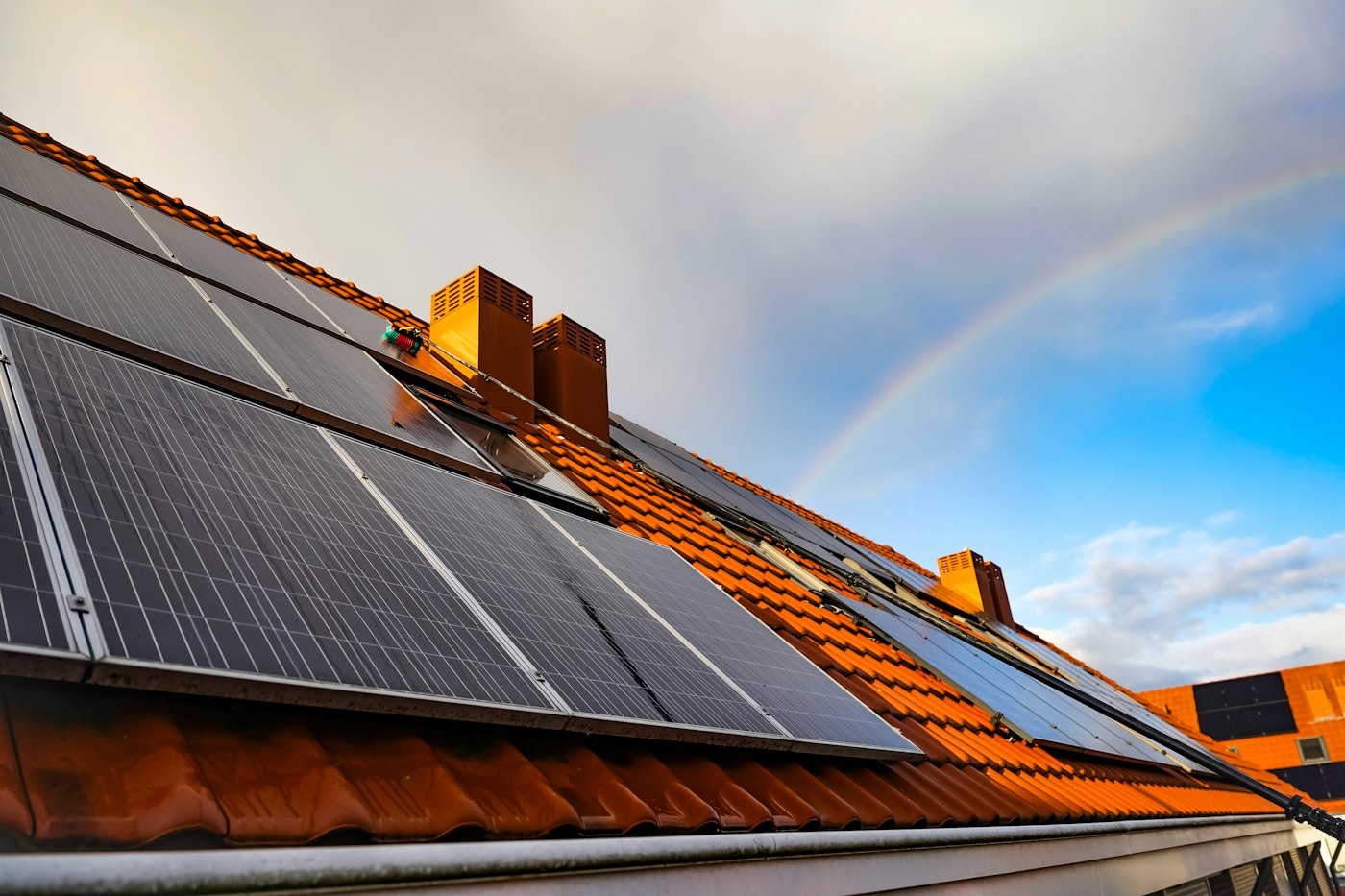 Einfamilienhaus mit roten Dachziegeln und Solarmodulen auf dem Satteldach