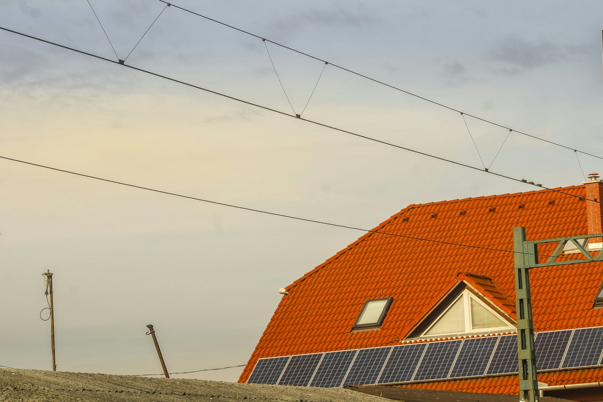 Haus mit rotem Ziegeldach und Solarmodulen