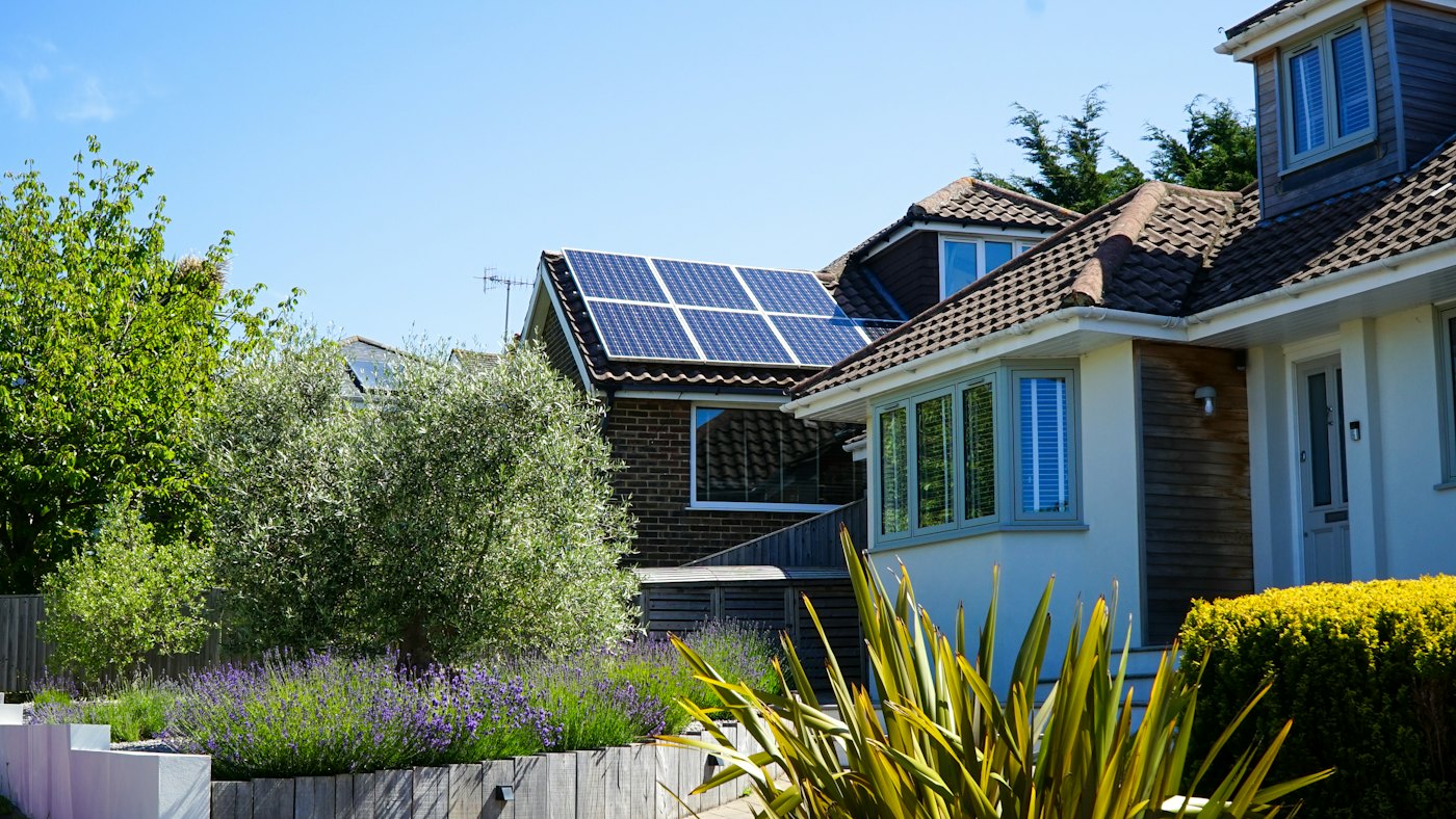 Wohnhaus mit Garten mit Solaranlage